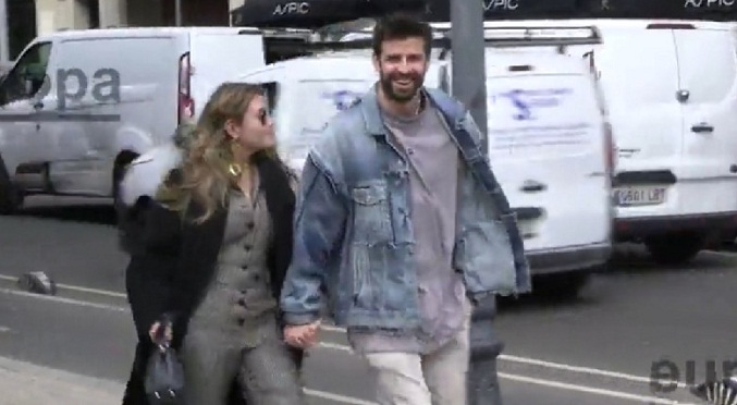 Piqué y Clara Chía pasean por Barcelona muy sonrientes