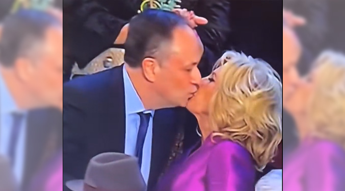 El polémico beso entre la primera dama de EEUU y el esposo de Kamala Harris