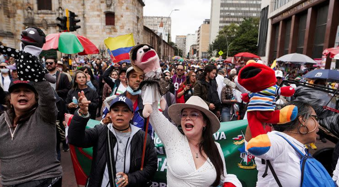 Miles de colombianos salen a la calle en respaldo a las reformas sociales