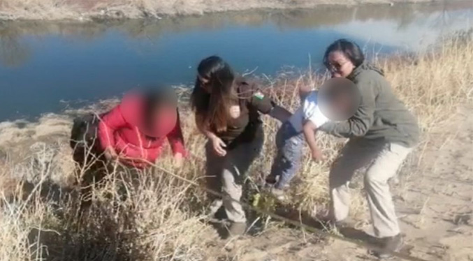 Rescatan a familia venezolana en los márgenes del Río Bravo