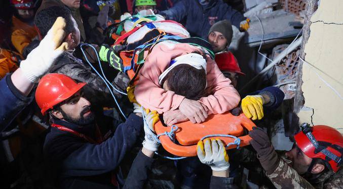 Milagroso rescate de mamá y bebé tras 90 horas bajo los escombros
