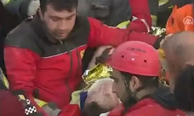 Rescatan a un niño en Turquía tras 182 horas atrapado entre escombros (Video)
