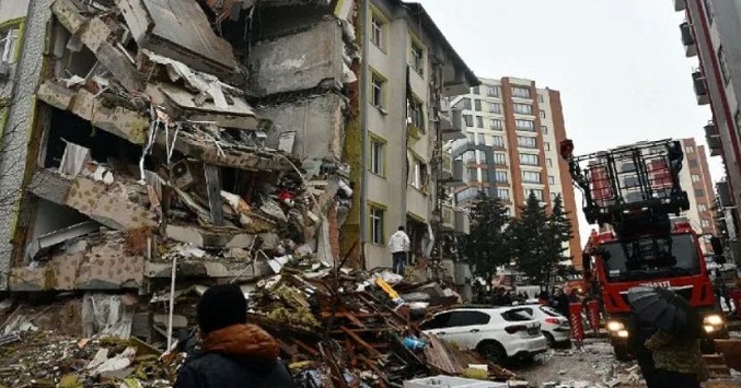 Casi 22 mil muertos y una incansable búsqueda entre los escombros en Turquía y Siria