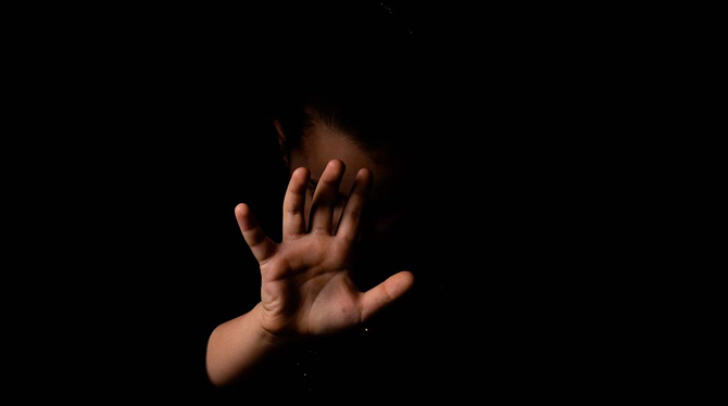 Busca a la hija de dos años en la vivienda de su expareja para violarla