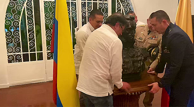 Petro traslada desde Venezuela el busto de Simón Bolívar a Bogotá