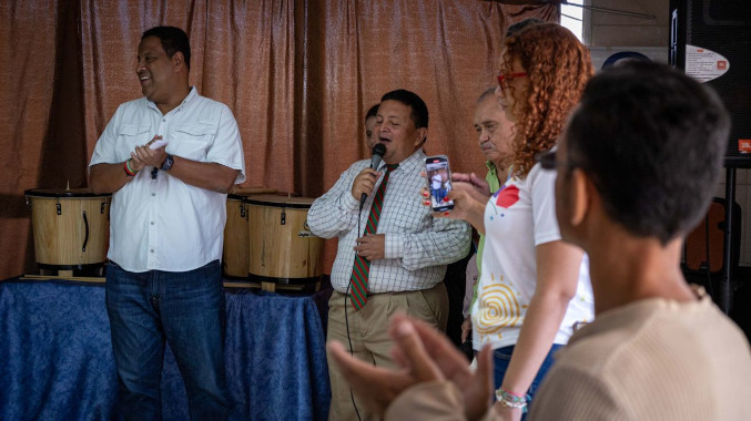 Alcaldía de Maracaibo dona kit gaitero y bastones a la Asociación Zuliana de Ciegos