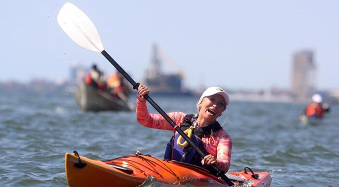 Mara navega con viento a favor y conquista el Lago de Maracaibo en kayak