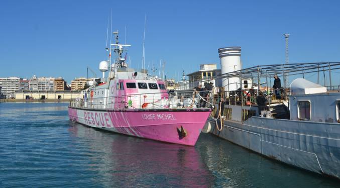 El barco humanitario Louise Michel afirma estar retenido sin motivo en Italia