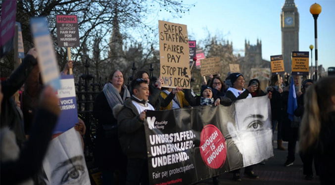 Miles de médicos en huelga en los hospitales del Reino Unido
