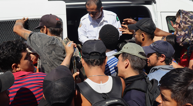 Autoridades mexicanas hallan hacinados un grupo de 93 migrantes