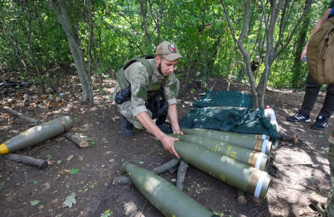 La UE busca impulsar medidas para acelerar la entrega de munición a Ucrania