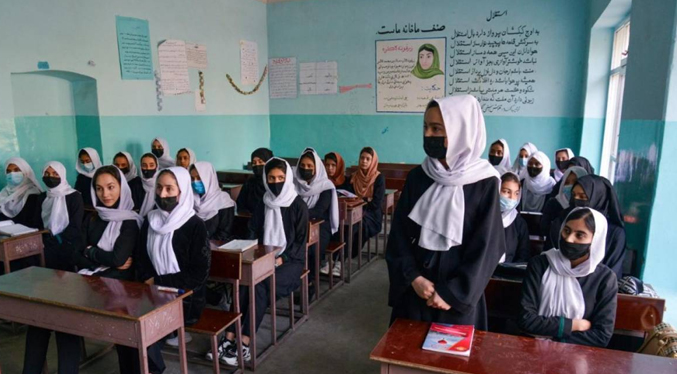 Envenenan a cientos de niñas más con gas en nueve colegios de Irán
