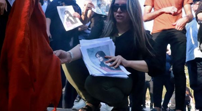 Mujeres queman velos para protestar contra el régimen iraní (Video)