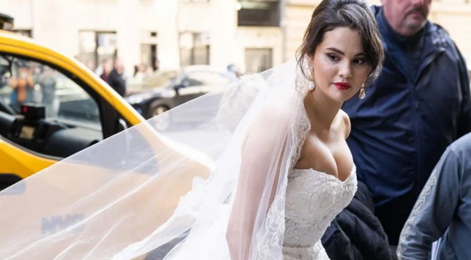 Selena Gómez aparece vestida de novia en las calles de Nueva York