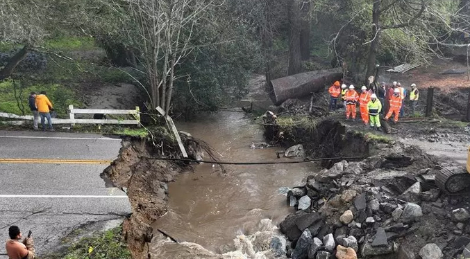 Tormenta en California rompe un dique y causa al menos dos fallecidos