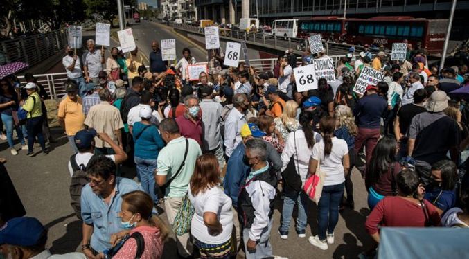Al menos 200 trabajadores públicos vuelven a protestar en Caracas