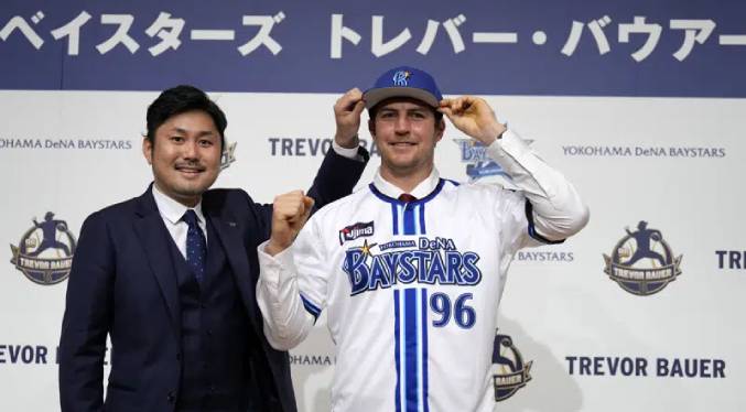 Bauer se pone la camiseta con el Yokohama DeNA BayStars