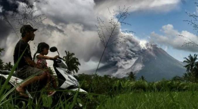 Volcán indonesio Merapi entra en erupción y cubre varios pueblos de ceniza (Video)