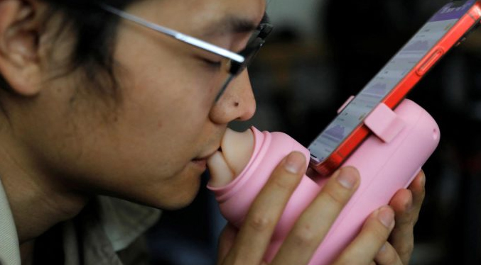 Empresa china crea un dispositivo para besar a distancia
