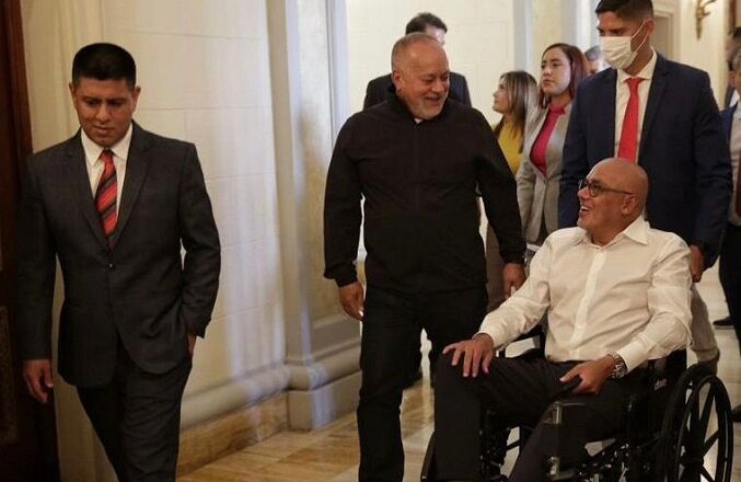 Jorge Rodríguez se presentó en sillas de ruedas a la Asamblea Nacional