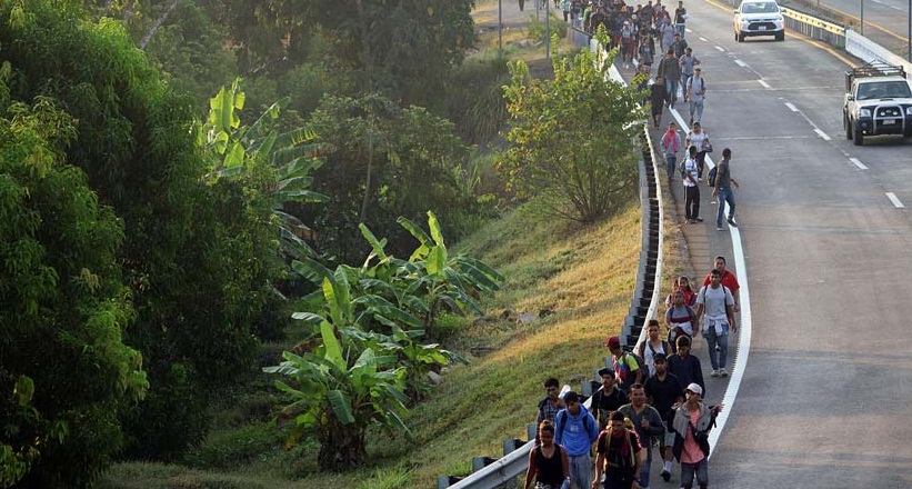 Miles de migrantes avanzan hacia el sur de México