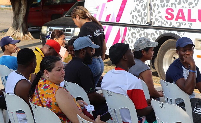 Migrantes residentes en Tapachula comparten alimentos y brigada médica