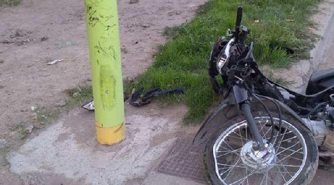 Joven fallece al impactar su moto contra un poste