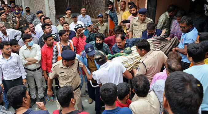 Al menos 13 muertos en un colapso del piso de un templo en India