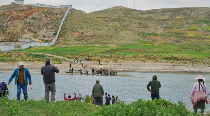 Suben a dos los militares fallecidos tras intentar cruzar río en sur de Perú para huir de manifestantes