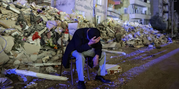 Turquía busca a dos centenares de desaparecidos tras terremotos