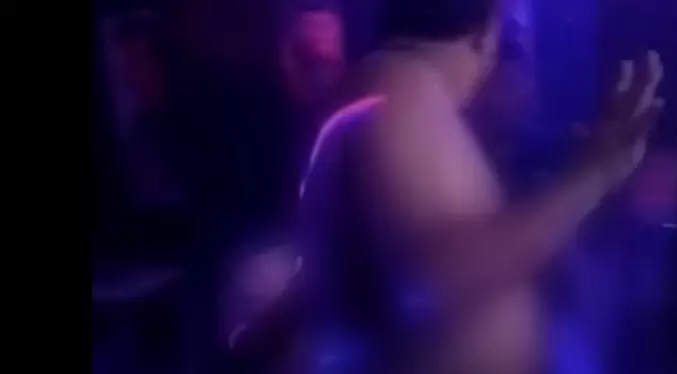 Abren investigación a un alcalde colombiano por desnudarse en una discoteca