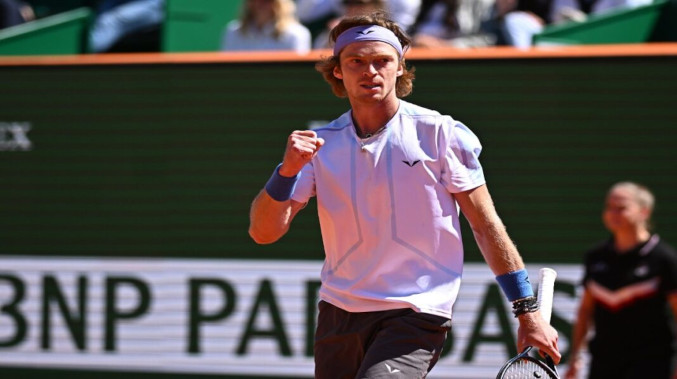 Rublev remonta ante Rune para coronarse en el Principado