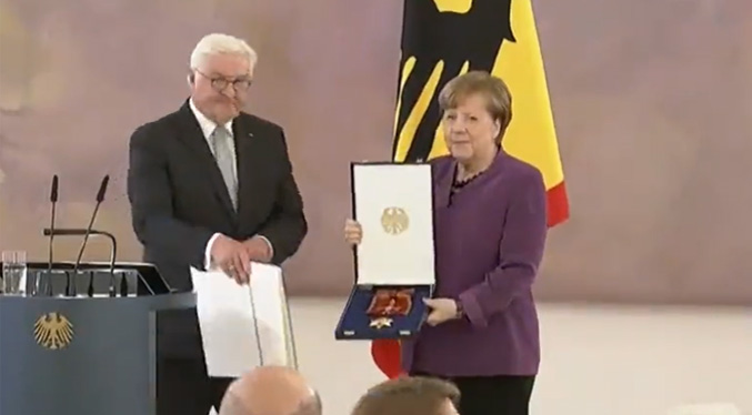 Angela Merkel recibe el máximo honor alemán como líder europea ajena a vanidades (Video)