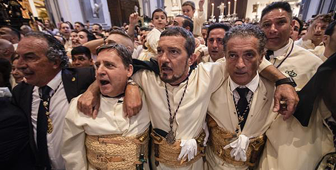 Antonio Banderas cumple con tradición de Semana Santa en su Málaga natal