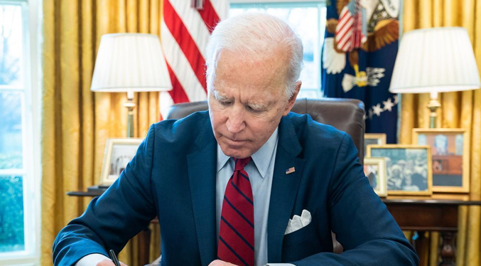 Biden firma ley que da por finalizada la emergencia sanitaria por el COVID-19