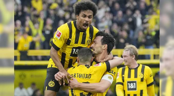 Borussia Dortmund celebra estar en la cima en la Bundesliga