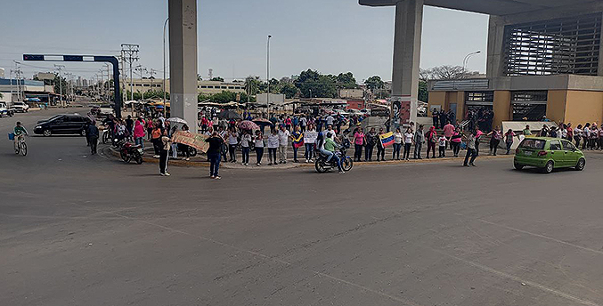 Docentes protestan con una cadena humana en el Metro de Maracaibo (Fotos + Videos)