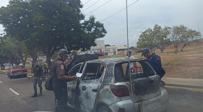 Bomberos emiten recomendaciones preventivas tras el incendio de tres vehículos en Maracaibo