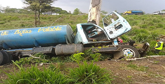 Choque de camión cisterna contra un árbol deja un muerto y un herido en la Lara-Zulia