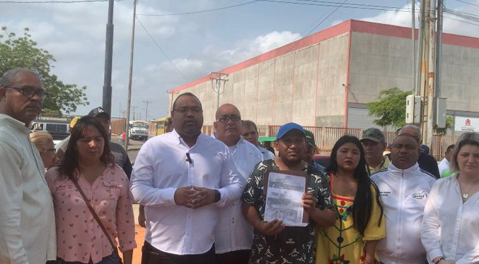 Concejales de Maracaibo acompañan en protesta a comerciantes «por estafa en La Curva»