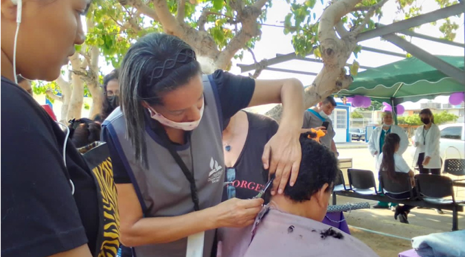 Participantes de cursos del IMCEC demuestran habilidades aprendidas en cortes de cabello