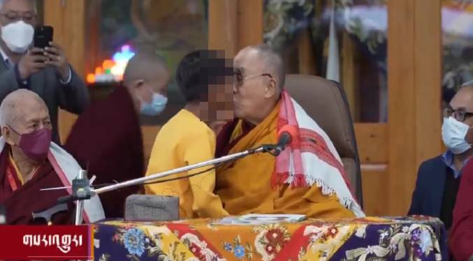 Video del Dalai Lama besando a un niño en la boca genera repulsión en el mundo