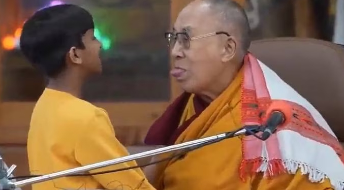 El Dalái Lama pide disculpa por el video donde pide a u niño que chupe su lengua