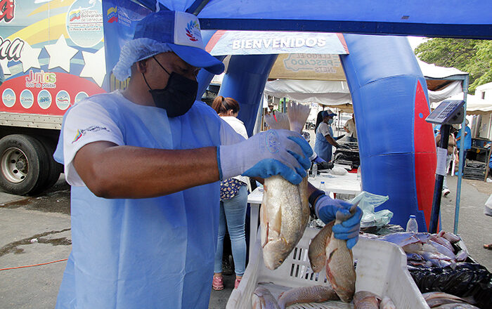 Feria del Cardumen despacha 20 toneladas de pescado en el oeste de Maracaibo