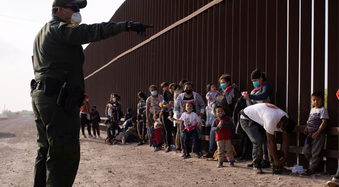 Migrantes intentan cruzar la frontera mexicana ante rumor que podrían ingresar a EEUU