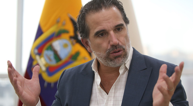 El nuevo canciller de Ecuador asegura que mantendrá plan de regularización de venezolanos