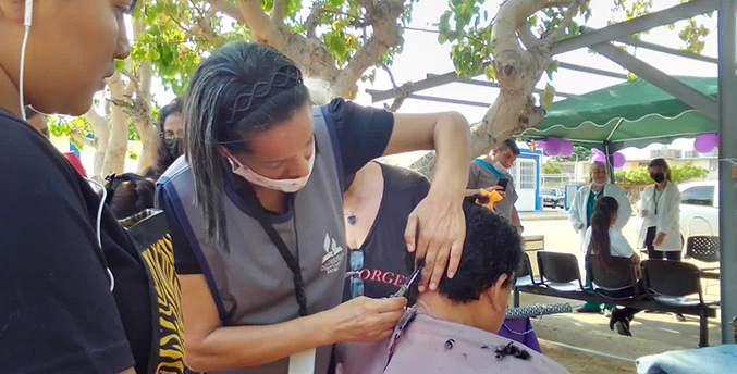 Participantes de cursos del IMCEC demuestran las habilidades aprendidas con jornada de peluquería y barbería