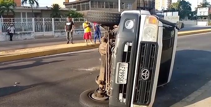 Camioneta en la que se trasladaba al alcalde de Mara se vuelca en 5 de Julio