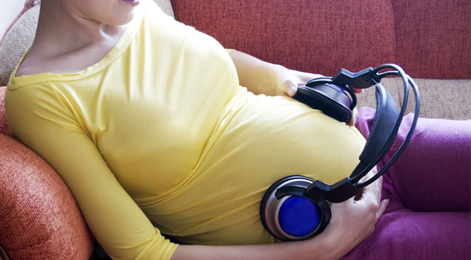 Madres que escuchan música embarazadas garantizan la capacidad neuronal de sonidos del habla