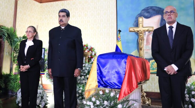 Maduro entrega orden post mortem en su primera clase a familiares de Tibisay Lucena